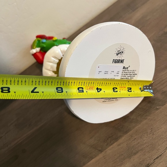 Disney The Grinch Holding Wreath & Max Santa Claus Christmas Statue Resin Decor - Picture 8 of 8